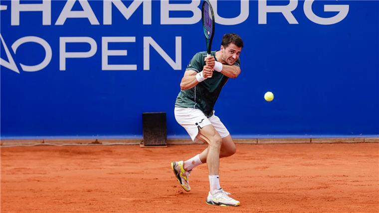 Knie hält: Zverev souverän ins Halbfinale in Hamburg Pedro Martinez im Match gegen Francisco Cerundolo.