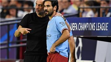 Pep Guardiola (l) und Ilkay Gündogan: Bald wieder in einem Team?