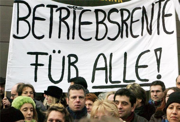  Mitarbeiter der Commerzbank demonstrieren vor der Zentrale der Bank für den Erhalt ihrer Betriebsrente. Per Gesetz sollen mehr Menschen eine Betriebsrente bekommen. Millionen Arbeitnehmer würden davon profitieren.