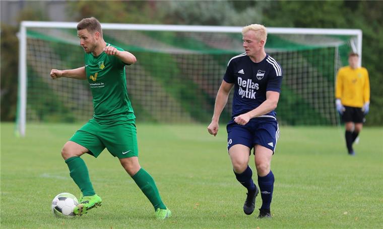 Per Handelfmeter brachte Daniel Hämsen (links) den TSV Abbehausen am Sonntag im Bezirksligaspiel beim SV Baris Delmenhorst mit 1:0 in Führung. Zur Halbzeit wurde er ausgewechselt.