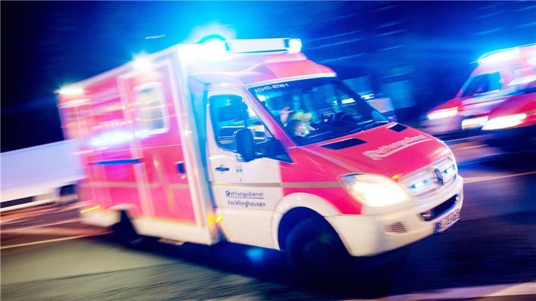 Per Rettungswagen wurde die lebensgefährlich verletzte Frau ins Krankenhaus gebracht. Ihr Ex-Partner soll sie und sich selbst mit einer brennbaren Flüssigkeit übergossen und angezündet haben. (Symbolbild)