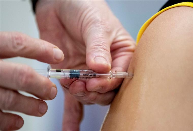 Impfzentrum Cuxhaven: Erste Termine möglich Per Spritze in den Arm wird geimpft.