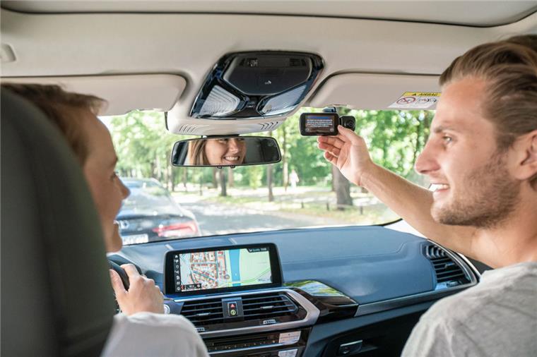 Dashcam: Kamera verbilligt die Fahrt Permanente Aufzeichnungen mit der Dashcam sind nicht gestattet. Deshalb ist das sogenannte Loop-Recording unverzichtbar. Diese Funktion überschreibt getätigte Aufzeichnungen kontinuierlich, falls kein Unfall passiert.