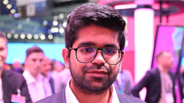 Perplexity-Chef Aravind Srinivas sieht KI-Assistenten als proaktive Begleiter, die nicht nur Fragen beantworten, sondern auch Alltagsaufgaben erledigen.