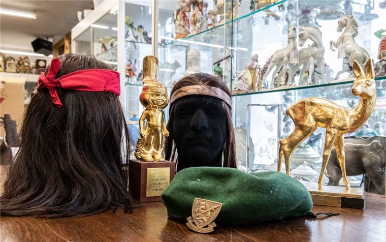 "Winnetou"-Fans ersteigern eifrig Erinnerungsstücke Persönliche Gegenstände aus dem Nachlass von Winnetou-Darsteller Pierre Brice, darunter auch ein "Bambi" und Perücken, sind in Berlin versteigert worden.