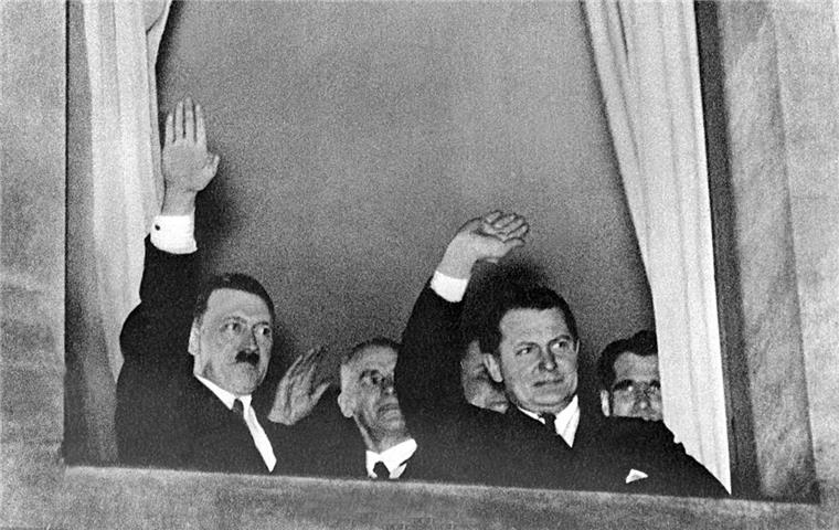 Görings Unterhose kommt unter den Hammer Persönliche Gegenstände von Hermann Göring und Adolf Hitler sollen am Wochenende in einem Münchner Auktionshaus versteigert werden.