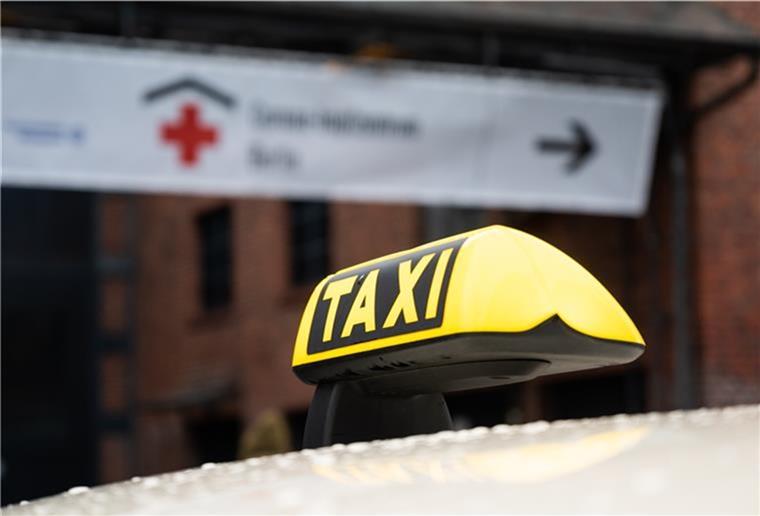 Personen über 85 können nun kostenlos per Taxi zum Impfzentrum und zurück fahren.
