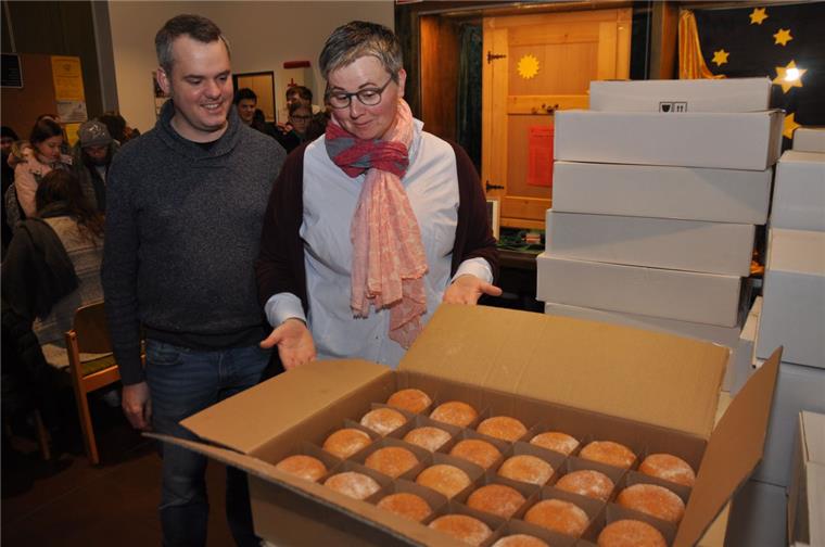 Selsingen: Süße Bombe für die Friedensarbeit Peter Alpers und Christina Conrad bei der Ausgabe der zuckrigen Pracht.