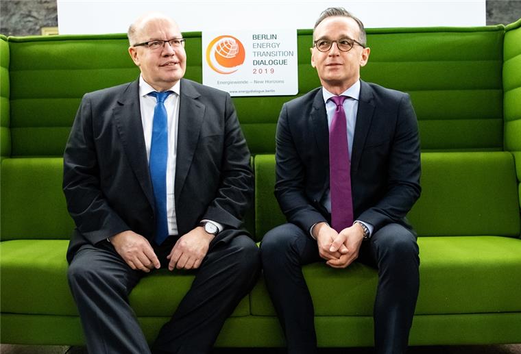 Zwei Männer auf einem grünen Sofa