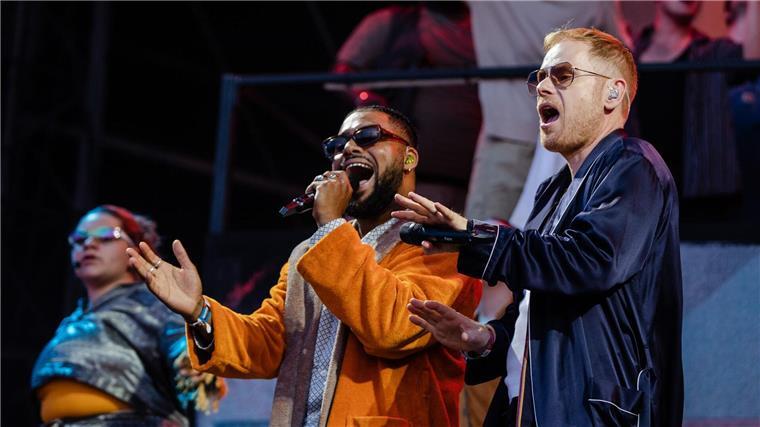 „High von der Liebe“ - Peter Fox singt neuen Song Peter Fox (r) mit Benji Asare auf dem Southside Festival (Archivbild).
