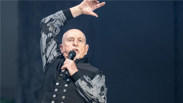 Peter Gabriel, britischer Musiker, singt auf der Waldbühne im Rahmen seiner - „i/o“-Tour.