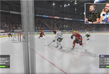 Peter Gassner (kleines Bild, links) und Philipp Overschmidt beim Playoff-Duell an der Playstation.
