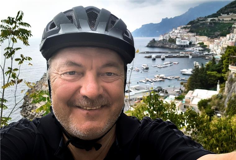 Musikalischer Abenteurer aus Bremerhaven Mann mit Fahrradhelm an Küste