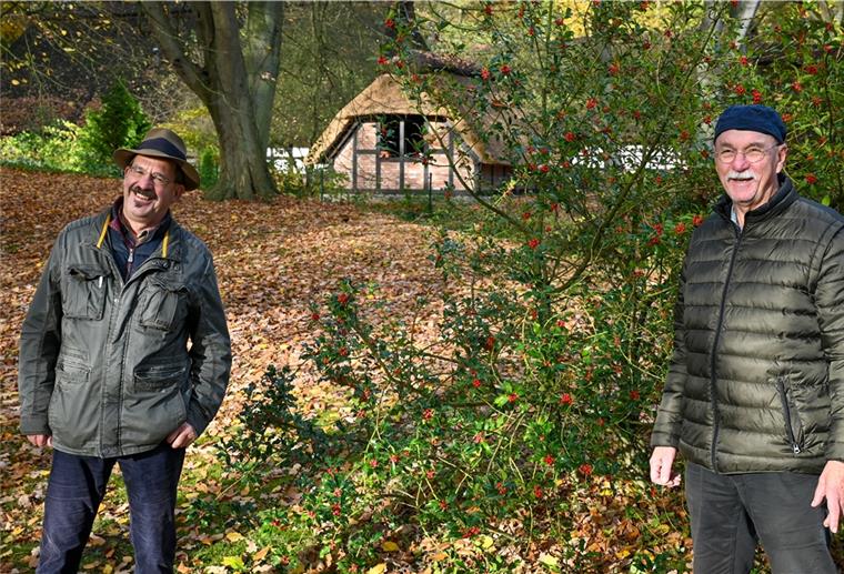 Bremerhaven: Moorkate im Speckenbütteler Park wieder aufgebaut Peter Hebel (links) und Werner Brischke vom Vorstand des Bauernhausvereines Lehe sind heilfroh, dass der Wiederaufbau der einst abgebrannten Moorkate in Kürze wieder die Geesthofanlage in Speckenbüttel komplettiert.