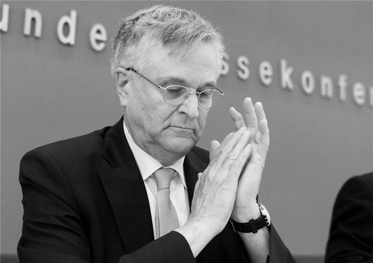 Bundestagsvizepräsident Peter Hintze stirbt mit 66 Jahren an Krebs Peter Hintze (CDU) ist tot.
