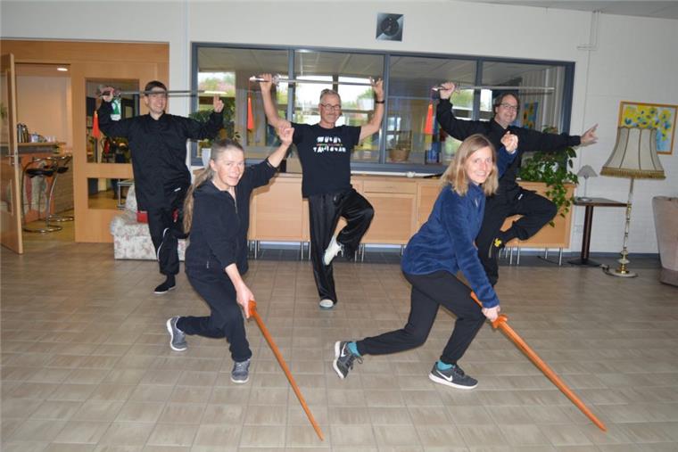 Zeven: Teilnehmer wollen mit Tai-Chi Energie freisetzen Peter Hönig (Mitte) ist umgeben von seinen fortgeschrittenen Schülern (von links) Ramon Ehlers, Angelika Dinstuhl, Annette Borber, Dr. Thomas Rohlfing mit dem traditionellen Tai-Chi-Schwert.