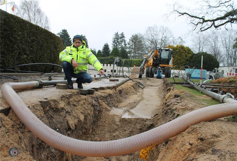 Volle Mülltonnen: Anwohner in Hagen haben den Kanal voll Peter Kirschberger, Leiter der OOWV-Betriebsstelle Nordenham, zeigt auf die Stelle, an der der Schmutzwasserkanal zusammenfiel. Die Straße Hinter dem Schießstand ist deshalb voll gesperrt.