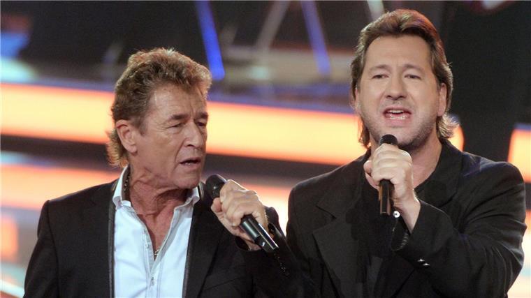 Peter Maffay - hier mit Karat-Sänger Claudius Dreilich (rechts) - hat noch vor dem Mauerfall den Karat-Song „Über sieben Brücken musst Du gehn“ gecovert. (Archivbild)