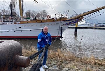Peter Nowack hat alle Register gezogen, um die „Schulschiff Deutschland“ in Vegesack zu halten. Aber jetzt lässt er enttäuscht von der Bremer Politik die Leinen los. Auch auf eine Klage will er verzichten.