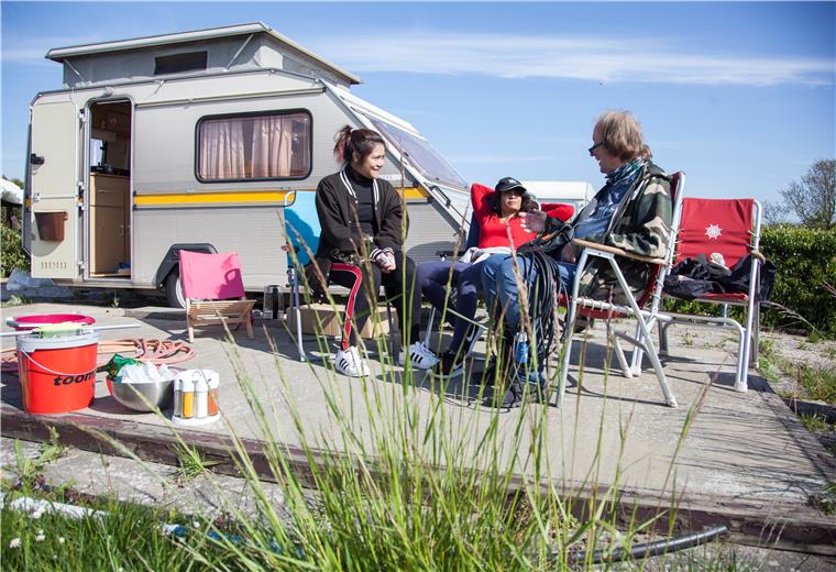 Cuxland: Wieder Leben auf dem Campingplatz Peter Scharlau (rechts) aus Bremen freut sich, dass er seinen Camper endlich wieder an der Weser in Rechtenfleth aufstellen darf.