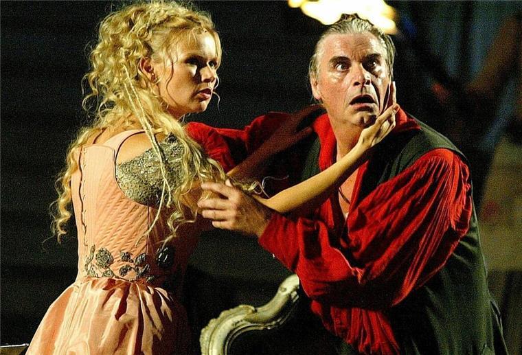 800 Mal der Tod eines Superreichen in Salzburg Peter Simonischek und Veronica Ferres bei einer „Jedermann“-Probe 2003.