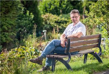 Peter Skusa, hier im heimischen Garten in Leherheide, wird neuer ehrenamtlicher Stadtrat im Magistrat. Der CDU-Politiker übernimmt den Posten von Michael Teiser.