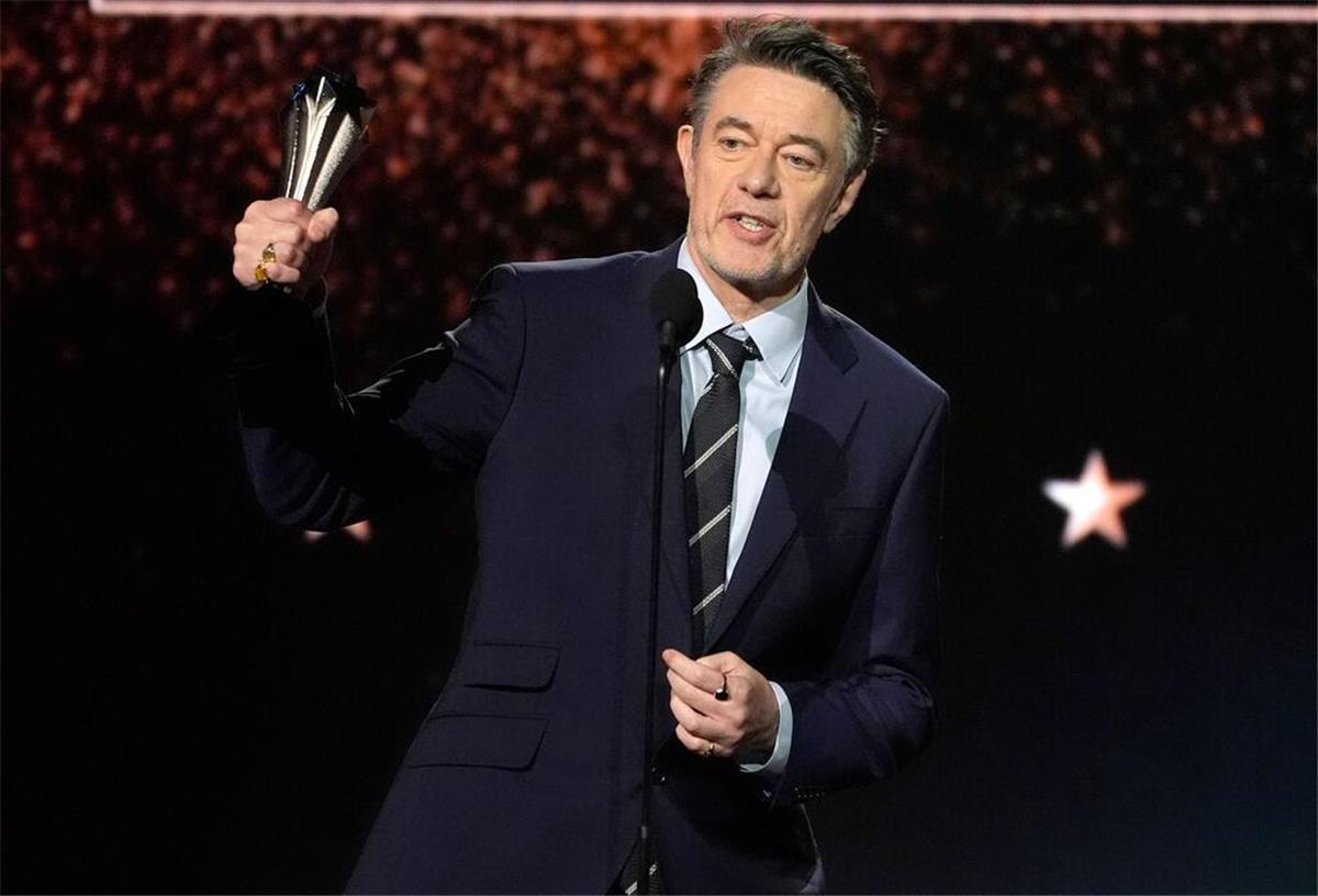 Kritiker zeichnen Demi Moore als beste Schauspielerin aus Peter Straughan nimmt den Preis für das beste adaptierte Drehbuch entgegen („Konklave“).