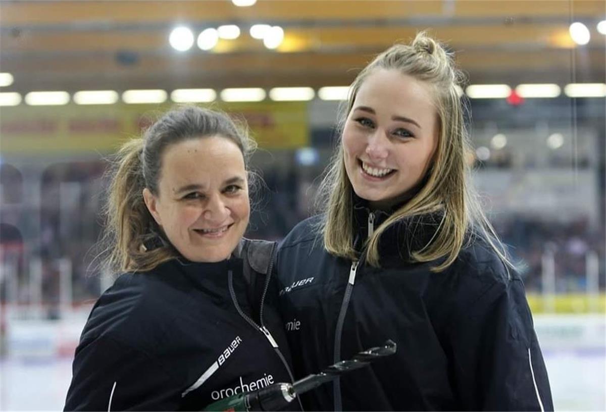 Eishockey: Fischtown Ladies sind bereit für den Hamburger SV Petra Delannoy (links) und Svenja Ehrich. Zwei Frauen lachen. Eine Frau hat eine Bohrmaschine in der Hand.