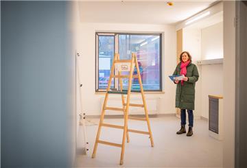  Petra Depner hat den Ausbau der neuen Kinderklinik im Blick, sie zeigt eines der Patientenzimmer. 