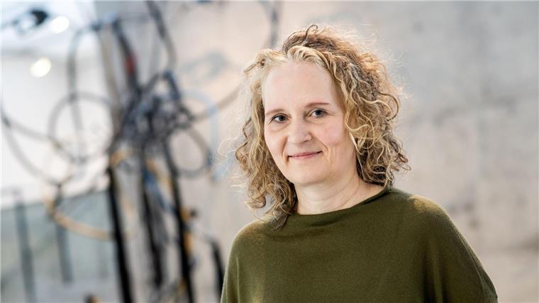 Kunsthalle: Ausstellung „Fossile Energie, fragile Zukunft“ Petra Stegmann, Leiterin der Kunsthalle Wilhelmshaven, steht im Ausstellungsraum der Kunsthalle.