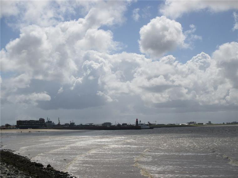 Super Pfingsten in Fishtown Petrus lässt die Muskeln spielen: Geballte Wolkendramatik überm Weserstrand - bei Windstärke 7 und Sonne von magischer Anziehungskraft für Tausende Touristen über Pfingsten.