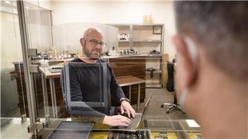 Dennis Zobel im Pfandhaus Schumachers in Bremerhaven