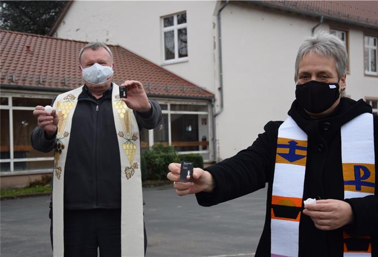 Andachten finden an Weihnachten im Freien statt Pfarrer Karl Jasbinschek und Pastorin Heike Boelmann-Derra zeigen Streichholzschacheln und LED-Kerzen, die beim ökumenischen Freiluft-Gottesdienst an Heiligabend genutzt werden.