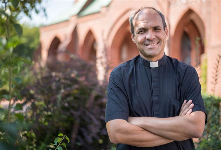 Pfarrer Marcus Scheiermann von der Katholische Kirche Bremerhaven hofft, dass viele Besucher zur Solidaritätstafel kommen.