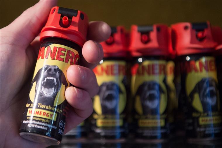 Lehe: Betrunkener sprüht sich selbst Pfefferspray in die Augen Pfefferspray kann ein gefährliches Instrument sein. Besonders, wenn man es sich in die eigenen Augen sprüht.