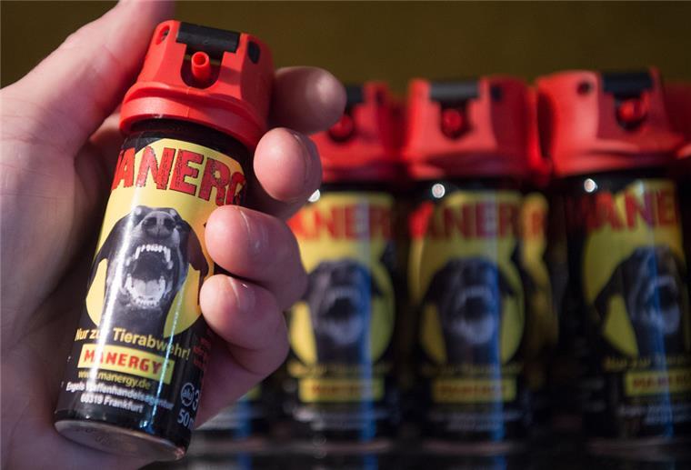 Pfefferspray-Attacke auf Fahrgäste in Bus in Bremen Pfefferspray wurde am Samstag in einem Bremer Bus versprüht. Zwei Frauen wurden dabei verletzt. (Symbolbild)