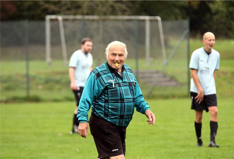 Willi Tilch ist der Grandseigneur der Schiedsrichterei Pfeift auch mit 80 Jahren noch mit Begeisterung Fußballspiele: Willi Tilch.