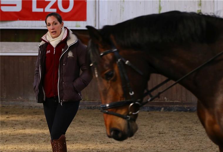 Pferdewirtin Nadine Schürmann ist zu ihrem ersten Lehrgang nach Stollhamm gekommen. Sie unterrichtet klassische Dressur und hat sich auch als Bereiterin im Münsterland einen Namen gemacht.