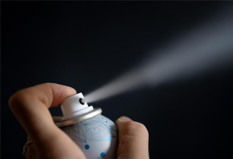 Müll-Mythos geklärt: So entsorgst du Deo-Dosen ab 2025 richtig! Pfffft! Irgendwann ist auch der letzte Sprühnebel verpufft. Die leere Deo-Dose gehört dann in den Gelben Sack.