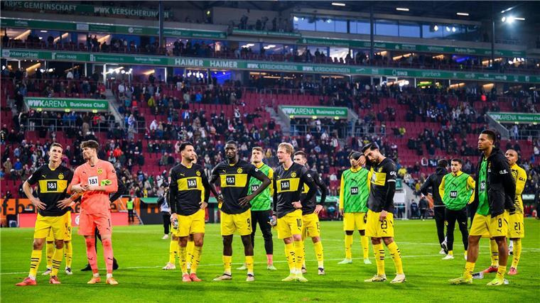 Sahins bittere Woche: Nächster BVB-Flop - „Müssen liefern“ Pfiffe nach der Niederlage: Die BVB-Profis vor ihren mitgereisten Fans.
