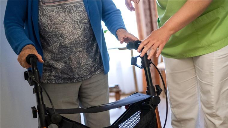 Wohnen im Pflegeheim wird teurer – Zuzahlungen steigen Pflegeheimbewohner müssen weiter steigende Zuzahlungen aus eigener Tasche schultern. (Archivbild)