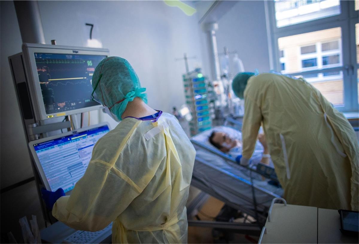 Krankenhaus-Personal noch nicht durchgeimpft Pflegekräfte, die Covid-Patienten behandeln, werden in den Krankenhäusern als erste geimpft. Andere sind in der zweiten Gruppe.