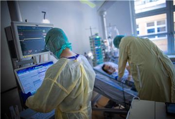 Pflegekräfte, die Covid-Patienten behandeln, werden in den Krankenhäusern als erste geimpft. Andere sind in der zweiten Gruppe.