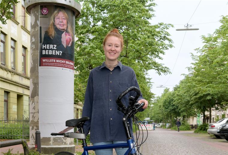 Diese Frau steht hinter einer großen Kampagne in Bremerhaven Pheline Hanke radelt durch die Stadt, hält auf Litfaßsäulen und an Haltestellen Ausschau nach den riesigen Plakaten, die sie für die Frauen-Herz-Kampagne gestaltet hat. Hier an der Goethestraße macht eine ältere Bremerhavenerin eindrücklich auf ihre Herzkrankheit aufmerkam.