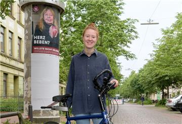 Pheline Hanke radelt durch die Stadt, hält auf Litfaßsäulen und an Haltestellen Ausschau nach den riesigen Plakaten, die sie für die Frauen-Herz-Kampagne gestaltet hat. Hier an der Goethestraße macht eine ältere Bremerhavenerin eindrücklich auf ihre Herzkrankheit aufmerkam.