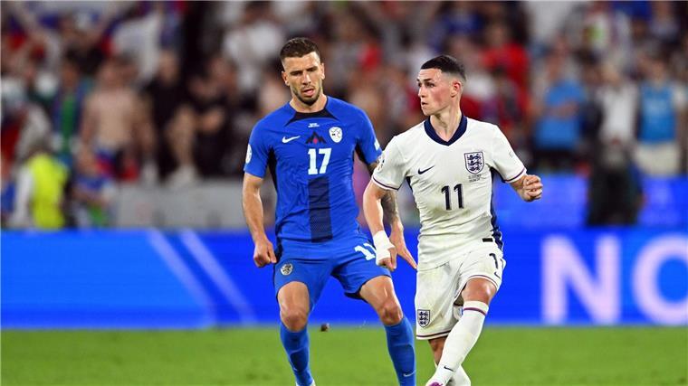 Phil Foden (r) hat das Traningscamp der Three Lions vorübergehend verlassen.