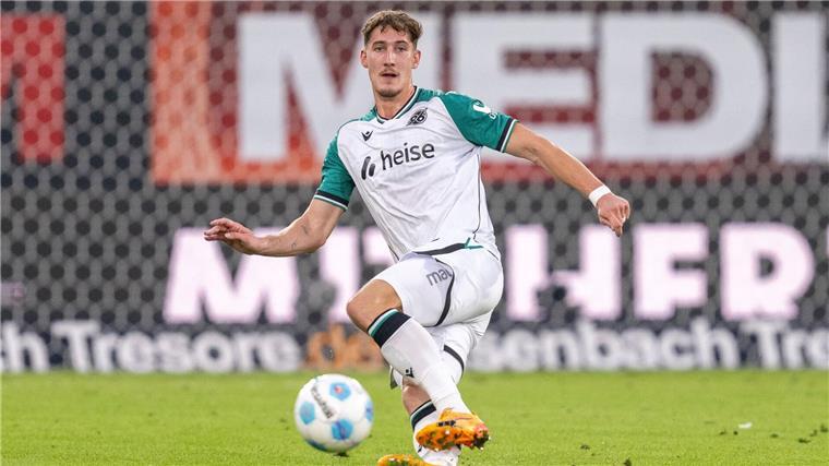 SC Paderborn bleibt in 2. Liga ungeschlagen Phil Neumann und Hannover 96 mussten eine bittere Niederlage in Paderborn hinnehmen.