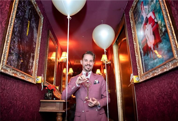 Fahrstuhlabsturz inklusive: Indoor-Freizeitpark zu mieten Phil Porter, Bremer Künstler und Fotograf, führt durch den „Salon Obscura“. Das ungewöhnliche Mietobjekt wird aktuell in Bremen angeboten.
