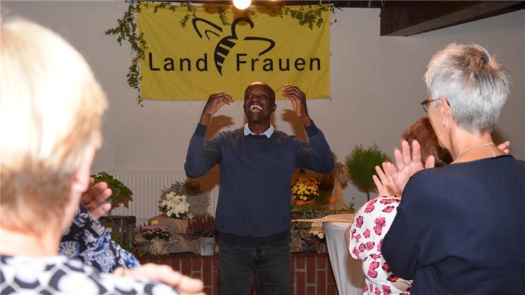 Vom Straßenkind in Kenia zum Lehrer in Hamburg Philip Oprong Spenner aus Kenia, heute Lehrer in Hamburg, bringt die Landfrauen nach der Kaffeetafel mit kleinen Übungen in Schwung, bevor er über sein enorm ungewöhnliches Leben erzählt.