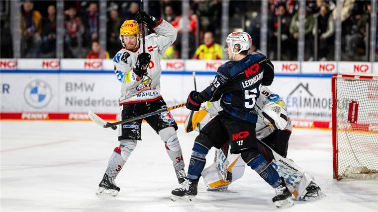 Pinguins verlieren in Nürnberg - Ärger um Maskentreffer Philip Samuelsson (links) und Nürnbergs Danjo Leonhardt im Zweikampf vor dem Pinguins-Tor.